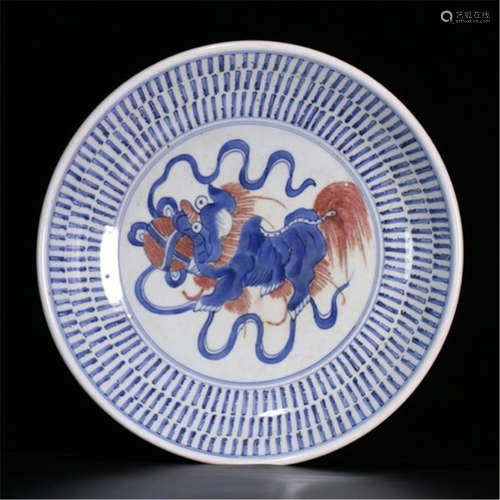 A CHINESE PORCELAIN BLUE AND WHITE RED LION PLATE