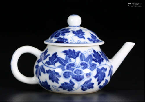 A CHINESE PORCELAIN BLUE AND WHITE TEA POT