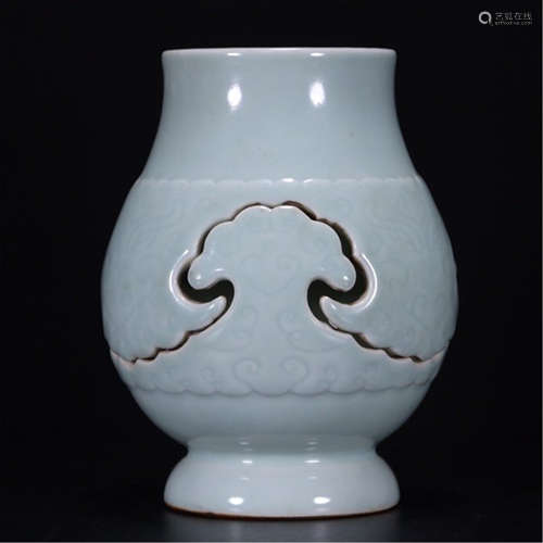 A CHINESE PORCELAIN CELADON GLAZED VASE