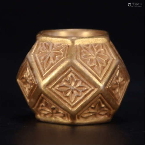 A CHINESE GOLD PRISMATIC RING