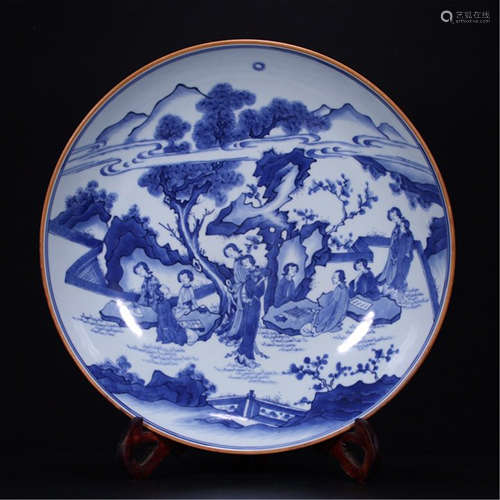 A CHINESE PORCELAIN BLUE AND WHITE FIGURE PLATE