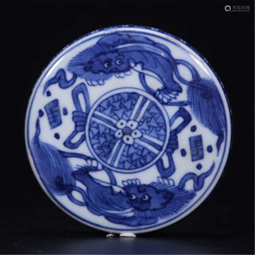 A CHINESE PORCELAIN BLUE AND WHITE LION PAPER WEIGHT