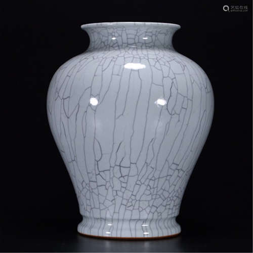 A CHINESE PORCELAIN GE-TYPE GLAZED VASE