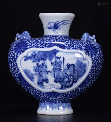 A CHINESE PORCELAIN BLUE AND WHITE FIGURE FLAT VASE