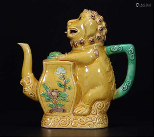 A CHINESE PORCELAIN SANCAI LION KETTLE