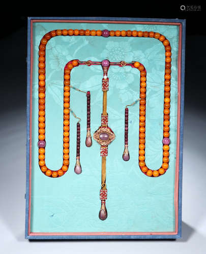 A CHINESE COURT CHAOZHU NECKLACE