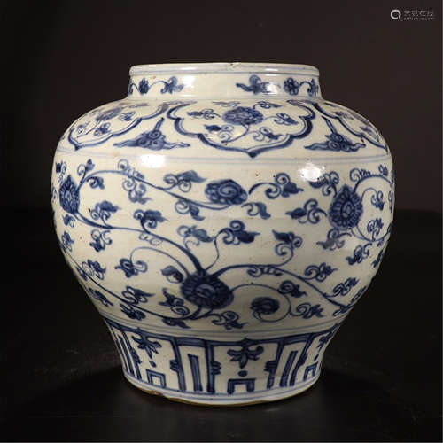 A CHINESE PORCELAIN BLUE AND WHITE FLOWER JAR