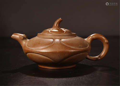 A CHINESE ZISHA CLAY TEA POT