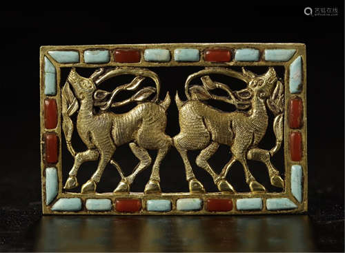 A CHINESE GILT SILVER GEM STONE INLAID TWO DEERS PENDANT