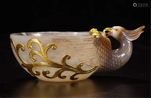 A CHINESE CARVED AGATE GOLD INLAID PHOENIX CUP