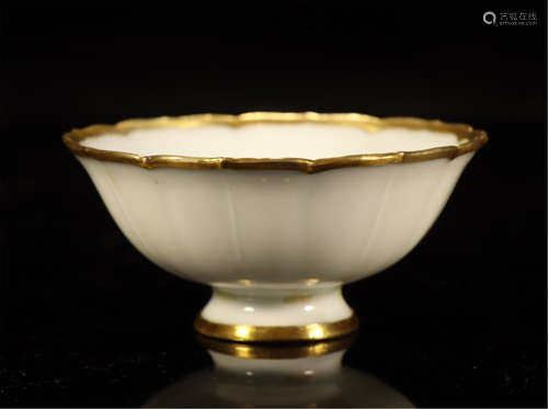 A CHINESE PORCELAIN WHITE GLAZED GOLD INLAID BOWL