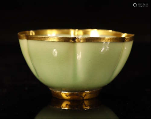 A CHINESE PORCELAIN CELADON GLAZED GOLD INLAID BOWL