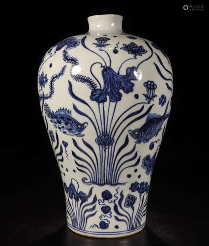 A CHINESE PORCELAIN BLUE AND WHITE FISH MEI VASE