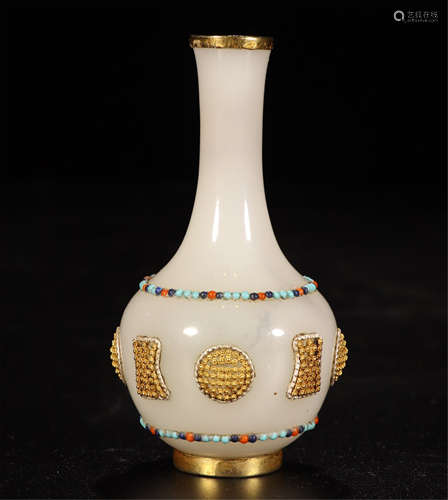 A CHINESE CARVED JADE AGATE GOLD INLAID VASE