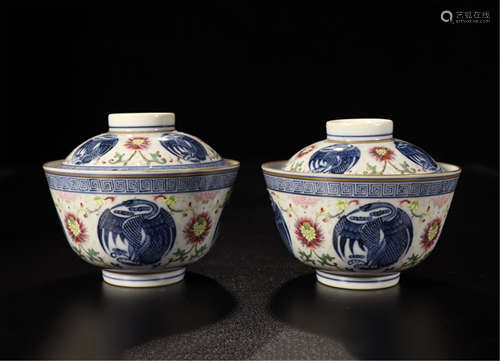 A PAIR OF CHINESE PORCELAIN BLUE AND WHITE CRANE LIDDED CUPS