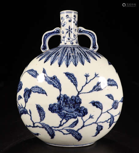 A CHINESE PORCELAIN BLUE AND WHITE FLOWER VASE