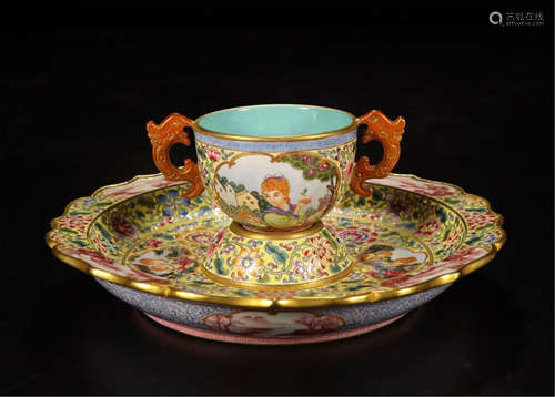 A CHINESE PORCELAIN FAMILLE ROSE FLOWER CUP WITH PLATE