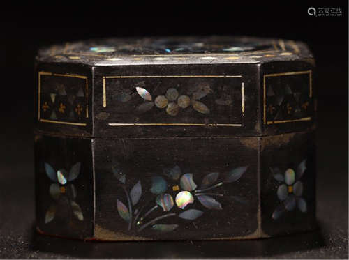 A CHINESE LACQUER WOOD FLOWER OCTAGONAL LIDDED BOX