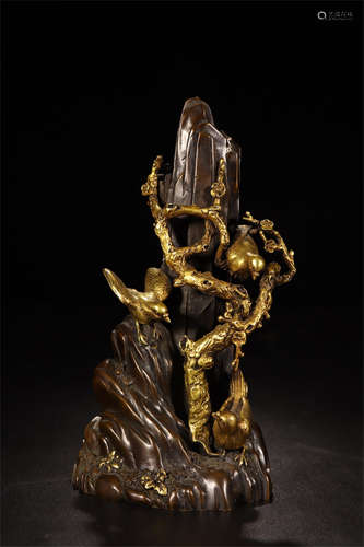 A CHINESE GILT BRONZE BIRD MOUNTAIN TABLE ITEM