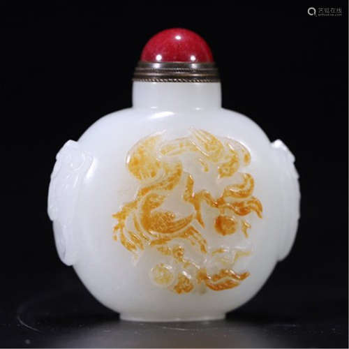 A CHINESE CARVED JADE LION LIDDED SNUFF BOTTLE