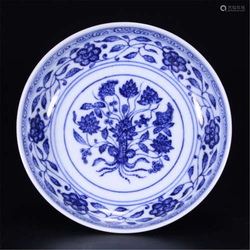 A CHINESE PORCELAIN BLUE AND WHITE FLOWER PLATE