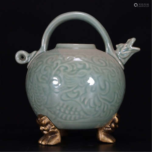 A CHINESE PORCELAIN CELADON GLAZED HANGLE POT