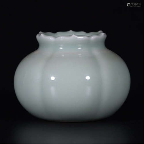 A CHINESE PORCELAIN CELADON GLAZED JAR