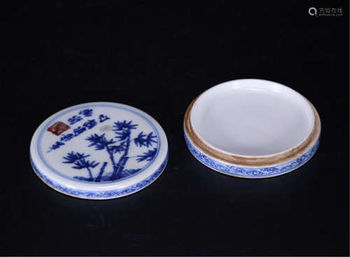 A CHINESE PORCELAIN BLUE AND WHITE LIDDED CAGE