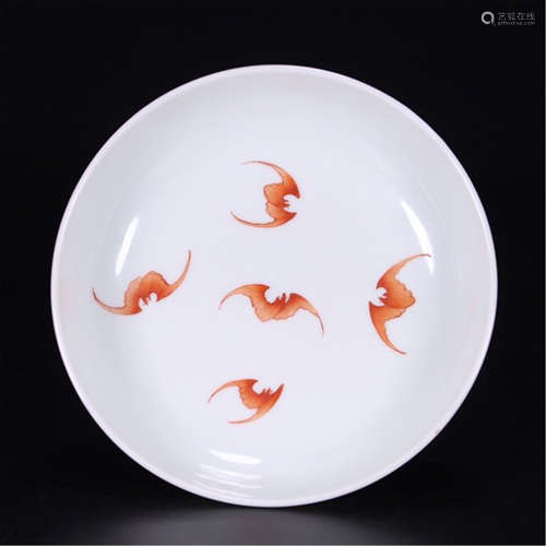 A CHINESE PORCELAIN FAMILLE ROSE PLATE