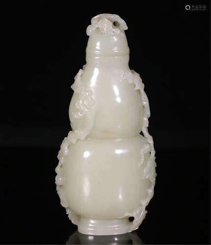 A CHINESE CARVED JADE LIDDED GOURD BOTTLE