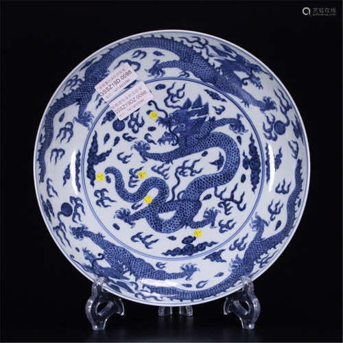 A CHINESE PORCELAIN BLUE AND WHITE DRAGON PLATE