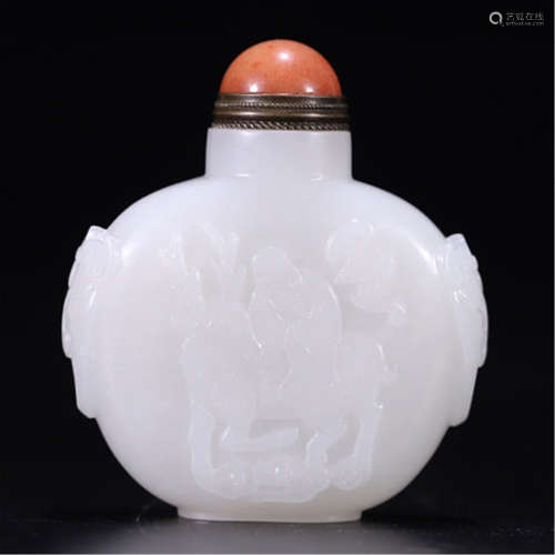 A CHINESE CARVED JADE LION SNUFF BOTTLE