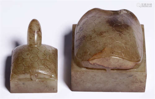 A PAIR OF CHINESE HETIAN JADE TORTOISE BEAST SEAL