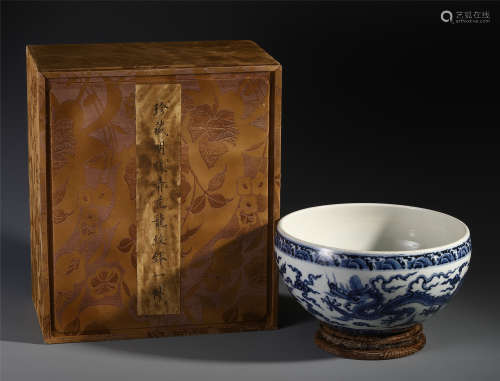 A CHINESE PORCELAIN BLUE AND WHITE BRUSH WASHER