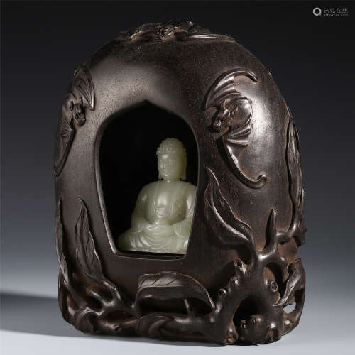 A CHINESE CARVED JADE SEATED BUDDHA WITN ZITAN INCHE