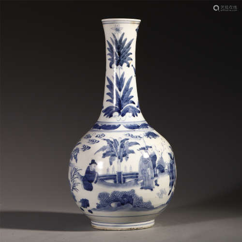 A CHINESE PORCELAIN BLUE AND WHITE FIGURE VASE