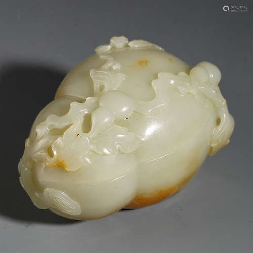 A CHINESE CARVED JADE GOURD LIDDED CASE