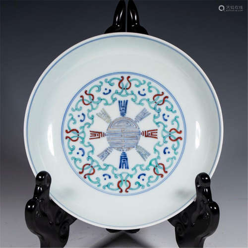 A CHINESE PORCELAIN DOUCAI PLATE