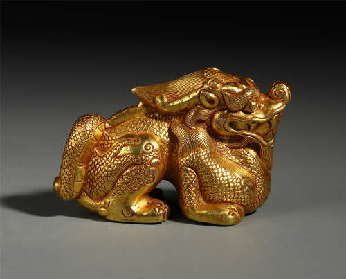 A CHINESE PURE GOLD BEAST TABLE ITEM