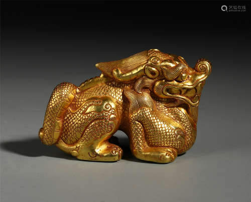 A CHINESE PURE GOLD BEAST TABLE ITEM