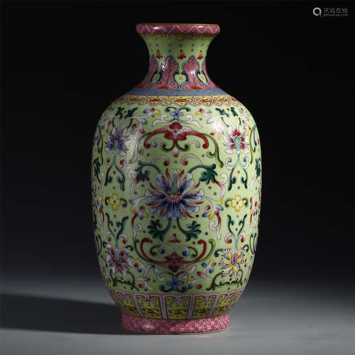 A CHINESE PORCELAIN COLOUR PAINTED FLOWER VASE