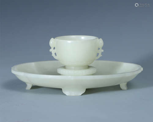 A CHINESE CARVED JADE CUP WITH PLATE