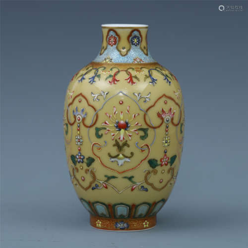 A CHINESE PORCELAIN YELLOW GLAZED COLOUR PAINTED VASE