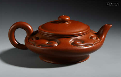 A CHINESE ZISHA CLAY TEA POT