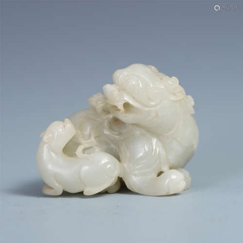 A CHINESE CARVED JADE LION TABLE ITEM