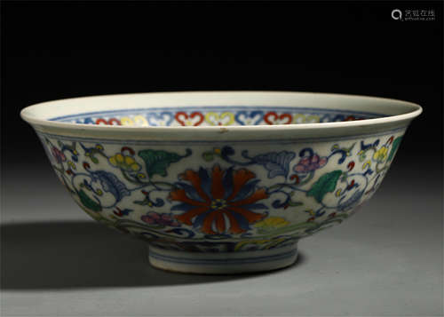 A CHINESE PORCELAIN FAMILLE ROSE FLOWER BOWL