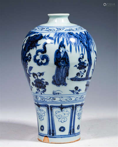 A CHINESE PORCELAIN BLUE AND WHITE FIGURE VASE