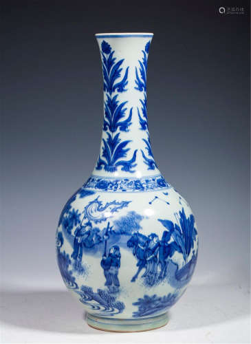 A CHINESE PORCELAIN BLUE AND WHITE FIGURE VASE