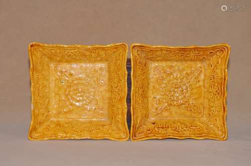 A  PAIR  OF  YELLOW  GLAZE STAMPING BACK  FLOWER  SQUARE  PLATES  IN  QING  DYNASTY
