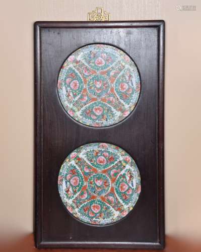 A  QING  DYNASTY  HANGING  SCROLL  OF  OLD MAHOGANY  FRAME  INLAID  WITH WIDE-COLORED  BUTTERFLY LOVES  FLOWERS